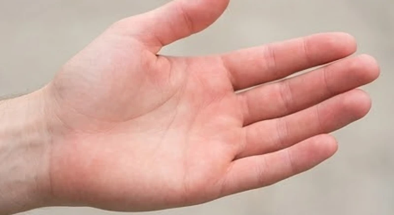 Bề mặt da tay ửng màu hồng nhuận lan tỏa đều thể hiện chu trình tuần hoàn máu vận hành tốt