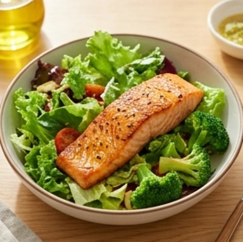 Sức khỏe tuổi Mùi năm 2026: Lịch tầm soát và thực đơn phòng bệnh 9 Đĩa salad xà lách trộn dầu ô liu cùng một phần cá hồi áp chảo cung cấp lượng omega ba dồi dào và dinh dưỡng