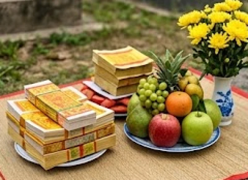 Văn khấn sửa mộ phần gia tiên: Trọn bộ bài cúng đúng nghi thức 4 Các vật phẩm vàng mã và đinh vàng hoa được xếp ngay ngắn bên cạnh mâm hoa quả để dâng lên Thần Linh