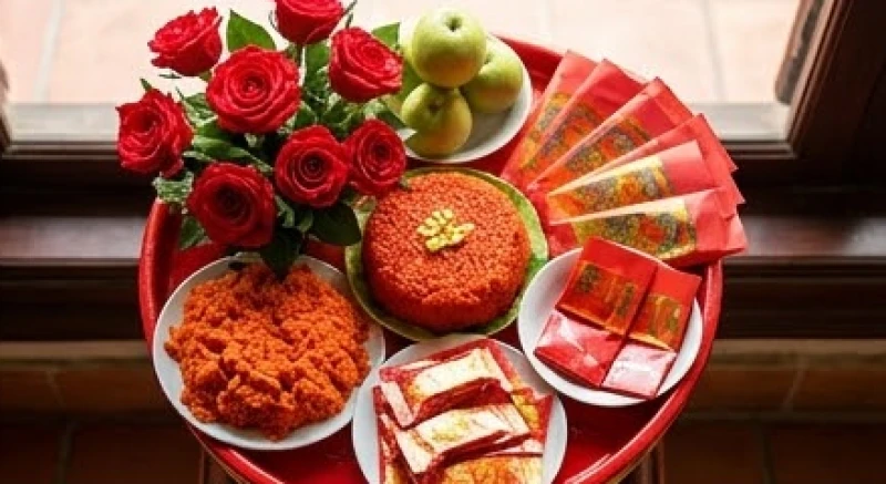 Mâm lễ vật dâng Mẫu Liễu Hạnh nổi bật với sắc đỏ truyền thống của hoa hồng, xôi gấc và giấy bọc oản