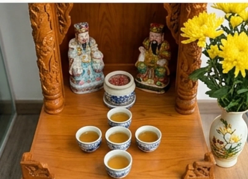 Bàn thờ Thần Tài mới khang trang với tượng Thần Tài, Thổ Địa và bát hương được bài trí đúng chuẩn phong thủy