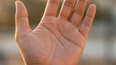 Lòng bàn tay nữ giới hiển thị sáu đường chỉ tay may mắn rõ nét báo hiệu tài lộc bẩm sinh
