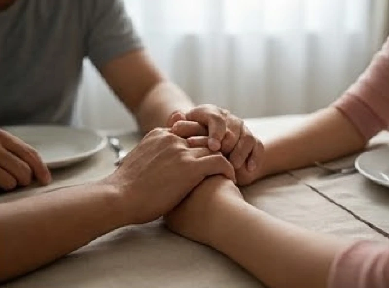 Cái nắm tay thật chặt của hai vợ chồng thể hiện sự thấu hiểu và vượt qua những tự ti ngầm định về mặt tài chính