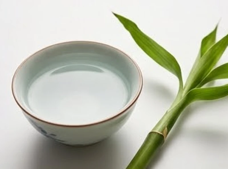 Bình nước nhỏ và nhánh cây xanh tươi tốt thể hiện sự tương sinh của bản mệnh Mộc