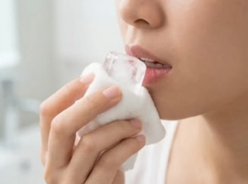 Ngậm đá lạnh là biện pháp hiệu quả giúp cầm máu nhanh chóng cho vết thương ở niêm mạc