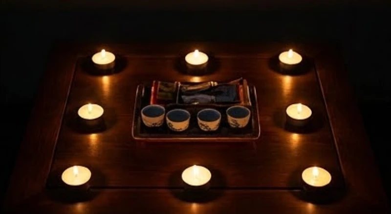 Sơ đồ 8 ngọn nến thắp sáng được xếp thành 3 hàng ngang đối xứng nhau bao quanh mâm lễ cúng sao