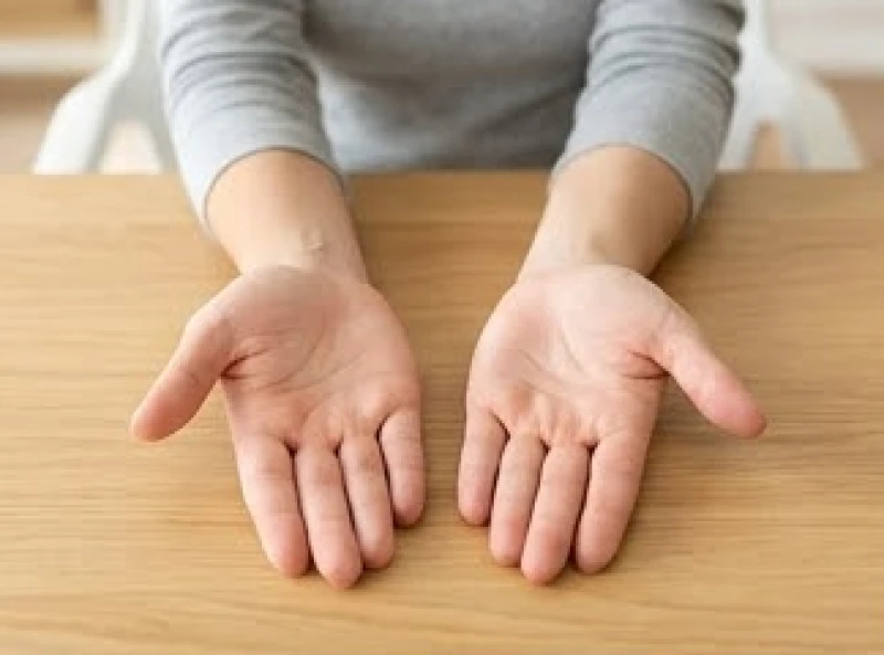 Đường sức khỏe bị đứt đoạn: Ý nghĩa và dấu hiệu hóa giải 5 Người phụ nữ đang đặt cả hai lòng bàn tay ngửa lên bàn để đối chiếu