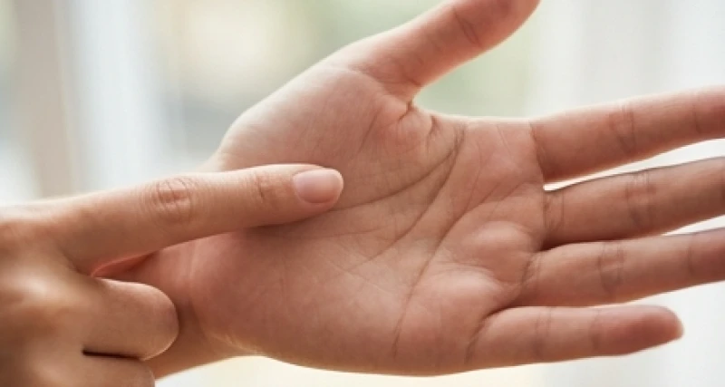 Quá trình quan sát kỹ lưỡng đường sinh đạo trên bàn tay trái và tay phải để tìm ra sự khác biệt