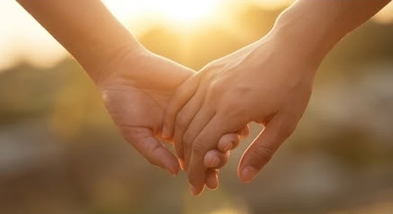 Mơ thấy số 47: Điềm báo hung cát, luận số phong thủy và xả xui 5 Đôi bàn tay nắm chặt nhau dưới ánh nắng ấm áp thể hiện sự gắn kết và thấu cảm sâu sắc