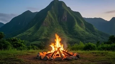 Ngọn lửa rực sáng ấm áp dưới chân núi tượng trưng cho bản mệnh Sơn Hạ Hỏa trong phong thủy ngũ hành