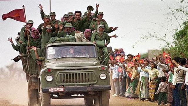 Quân đội nhân dân Việt Nam tiến vào giải phóng thủ đô Phnom Penh được sự chào đón của người dân Campuchia