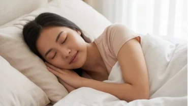Người phụ nữ ngủ sâu giấc với nét mặt bình yên, giải đáp thắc mắc tại sao con người nằm mơ mỗi đêm