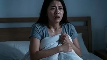 Người phụ nữ trằn trọc và mồ hôi đầm đìa giữa đêm tối vì không biết tại sao thường xuyên gặp ác mộng