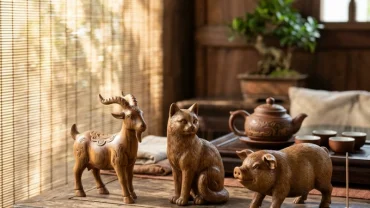 Bộ ba tượng linh vật phong thủy đại diện cho tam hợp tuổi hợi gồm lợn, mèo và dê được chạm khắc tinh xảo