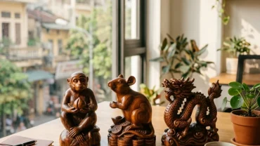 Mô hình phong thủy vòng tam hợp tuổi thân tý thìn bằng gỗ trầm hương tinh xảo đặt trên bàn làm việc hiện đại