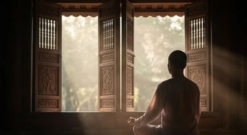 Mơ thấy chôn người chết: Điềm báo theo giai đoạn & mẹo hóa giải 1 Người đang suy ngẫm trong không gian yên tĩnh thể hiện sự bình an nội tâm khi tìm hiểu về giấc mộng