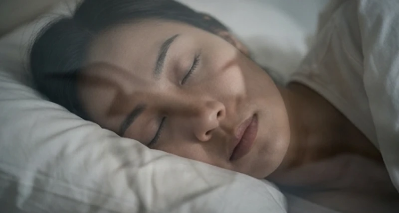 Mơ thấy vợ chồng cũ: Giải mã tâm lý, điềm báo và con số may mắn 1 Đôi mắt nhắm nghiền của một người đang trong chu kỳ giấc ngủ sâu, phản chiếu quá trình bộ não xử lý ký ức dồn nén