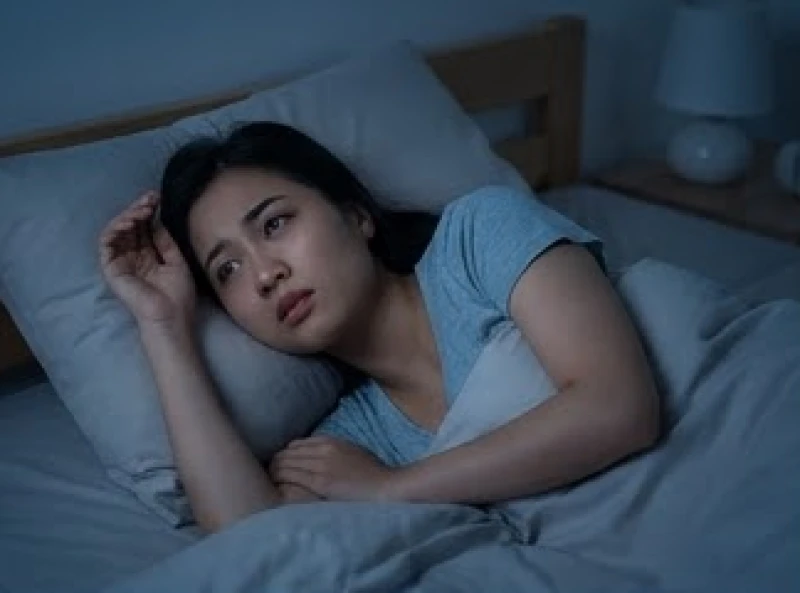 Cô gái trằn trọc mất ngủ với biểu cảm lo âu thể hiện sự hoang mang sau khi mơ thấy răng sắp rụng