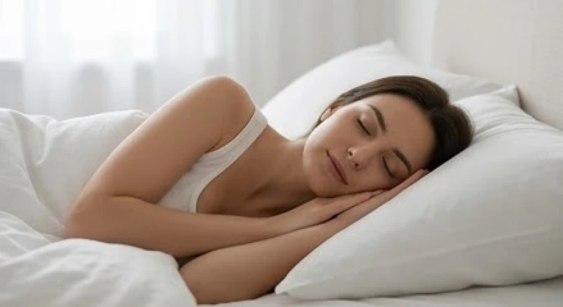 Mơ thấy gãy răng không chảy máu: Điềm báo và con số tài lộc 1 Người phụ nữ ngủ say với nét mặt thư giãn không vướng bận lo âu về giấc mơ thấy gãy răng không chảy máu