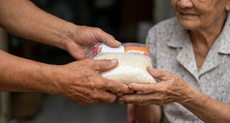 Xung Thái Tuế là gì: Cách xem tuổi phạm, phương vị và bài cúng 8 Đôi bàn tay ân cần trao tặng gạo và nhu yếu phẩm nhằm tích phước báu để vượt qua khó khăn do xung thái tuế là gì