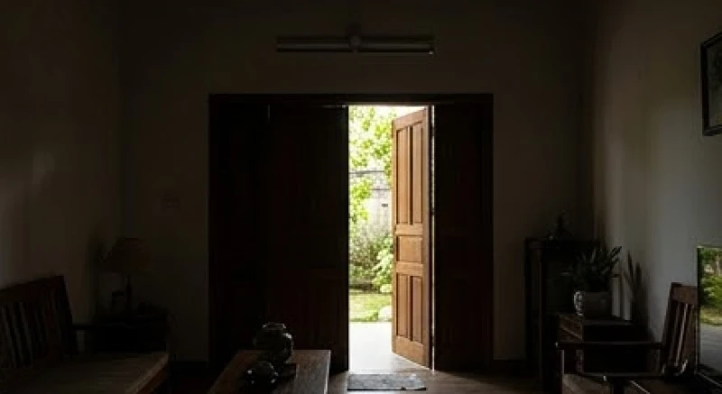 Không gian phòng khách được tắt đèn điện và mở rộng cửa sổ để định hướng ánh sáng tự nhiên