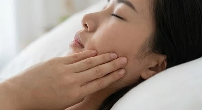 Mơ thấy tự nhổ răng mình: Giải mã ý nghĩa từng vị trí và con số 6 Tật nghiến răng ban đêm tạo ra áp lực vật lý lên hàm, gửi tín hiệu đau lên não và mô phỏng thành giấc mơ nhổ răng