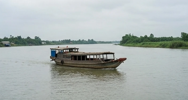 Chiếc thuyền gỗ chở hàng hóa đang di chuyển chậm rãi trên một khúc sông rộng mênh mông