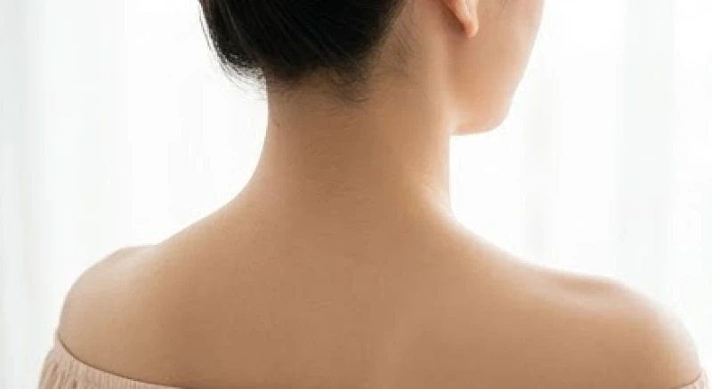 Vùng da sau gáy láng mịn sau khi được tư vấn loại bỏ nốt ruồi to, cộm gây mất thẩm mỹ