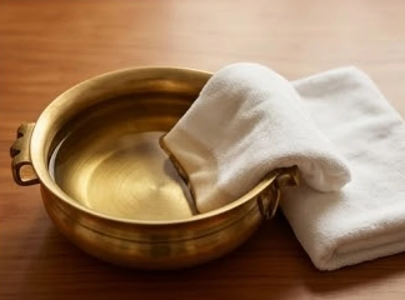 Chậu nước ngũ vị hương ấm cùng chiếc khăn sạch chuẩn bị lau dọn các vật phẩm thờ cúng