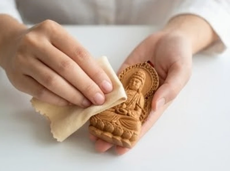 Vật phẩm treo xe cho người tuổi Sửu: chọn theo mệnh và tẩy uế 8 Dùng khăn mềm nhúng dung dịch rượu gừng để lau sạch bề mặt khánh treo xe bằng gỗ