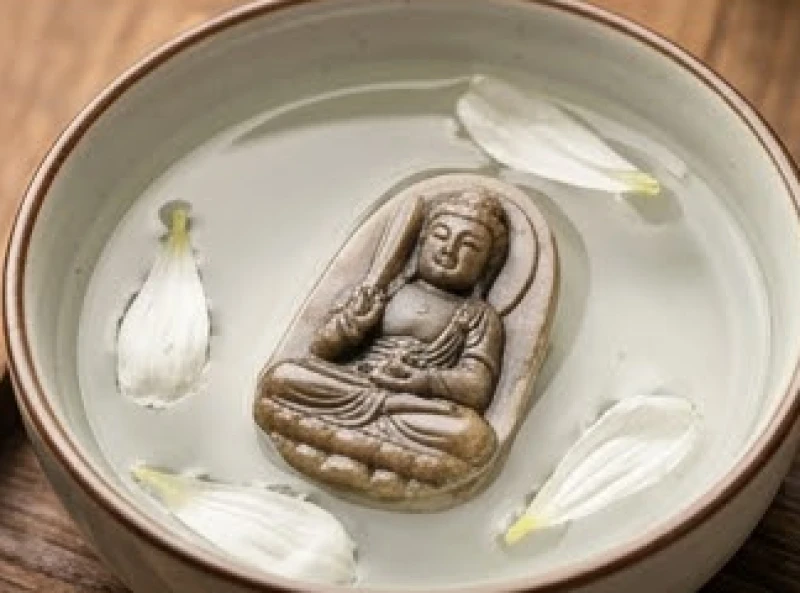 Phật bản mệnh tuổi Dần: Bảng tra màu đá và quy trình tẩy uế 9 Mặt Phật bằng đá được ngâm trong bát nước sạch có rắc cánh hoa bưởi thanh khiết