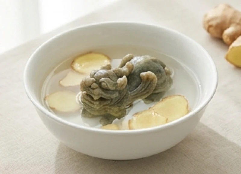 Tỳ Hưu phong thủy tuổi Tý: Chọn chất liệu và hướng an vị 10 Ngâm rửa tượng tỳ hưu phong thủy trong bát sứ chứa rượu trắng và gừng tươi