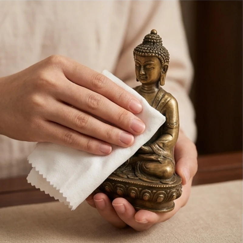 Dùng khăn mềm và nước sạch để lau gột rửa bề mặt tượng phong thủy trước khi tặng