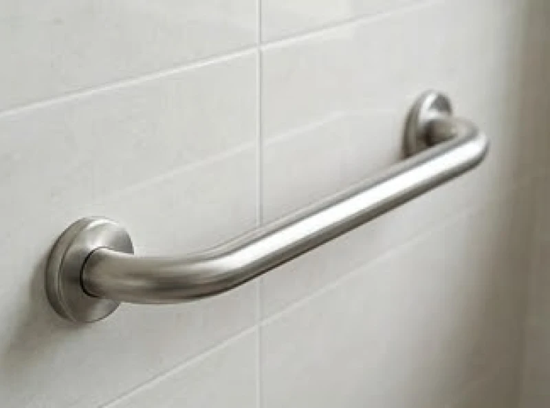 Thanh tay vịn inox chắc chắn được lắp đặt an toàn dọc theo bức tường trong phòng tắm