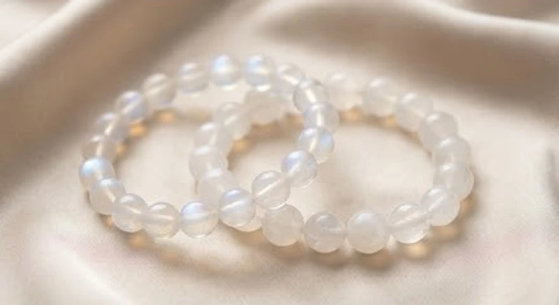 Chuỗi vòng tay đá mặt trăng mang ánh xà cừ thanh tao phù hợp với bản mệnh Kim của tuổi Quý Mão