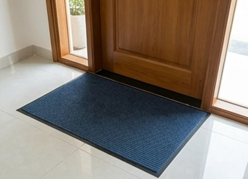 Hướng cửa chính hợp tuổi Thân: Kích thước Lỗ Ban & Hóa giải 11 Tấm thảm chùi chân màu xanh dương đậm đặt ngay ngắn trước hiên cửa chính