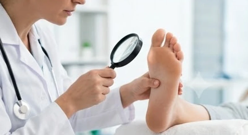 Bác sĩ da liễu đang dùng kính lúp y tế kiểm tra kỹ lưỡng vùng da dưới lòng bàn chân của bệnh nhân