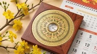 La bàn phong thủy và lịch vạn niên đánh giá tháng tốt xấu của tuổi hợi năm 2026