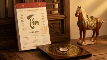 Lịch vạn niên và la bàn phong thủy tượng trưng cho tháng tốt xấu của tuổi ngọ năm 2026