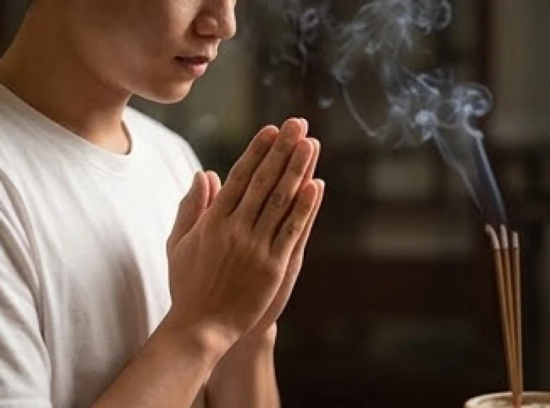 Con cháu đại diện gia đình chắp tay thành kính khấn nguyện sức khỏe cho người lớn tuổi