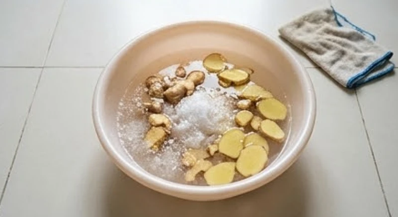 Một chậu nước ấm pha lẫn muối hạt và vài lát gừng tươi đập dập dùng để lau dọn thanh tẩy không gian.