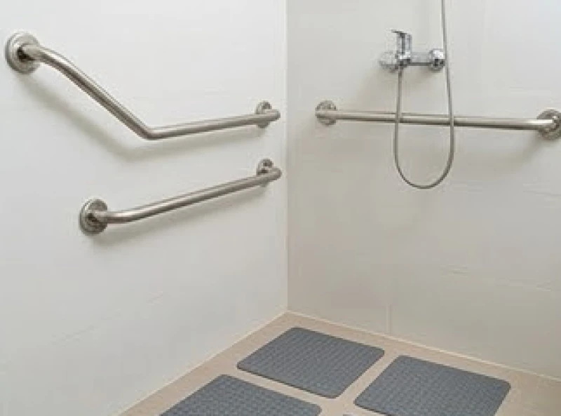 Lắp đặt thanh vịn inox chắc chắn dọc tường nhà tắm giúp người cao tuổi di chuyển an toàn và tránh vấp ngã