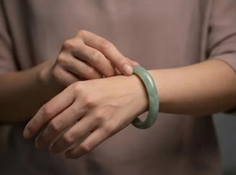 Một người đang tháo chiếc vòng tay đá cẩm thạch sau một ngày dài làm việc căng thẳng