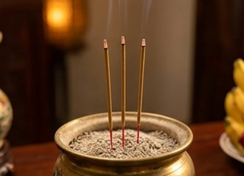 Ba nén hương cháy đỏ được dâng lên bát hương trong những dịp quan trọng như mùng 1 và lễ Tết