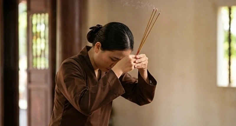 Văn khấn Mẫu Cửu Trùng Thiên: Bài cúng đầy đủ và trình tự hành lễ 4 Người hành lễ mặc áo lam trang nghiêm cầm 3 nén nhang dâng ngang trán trước khi đọc văn khấn
