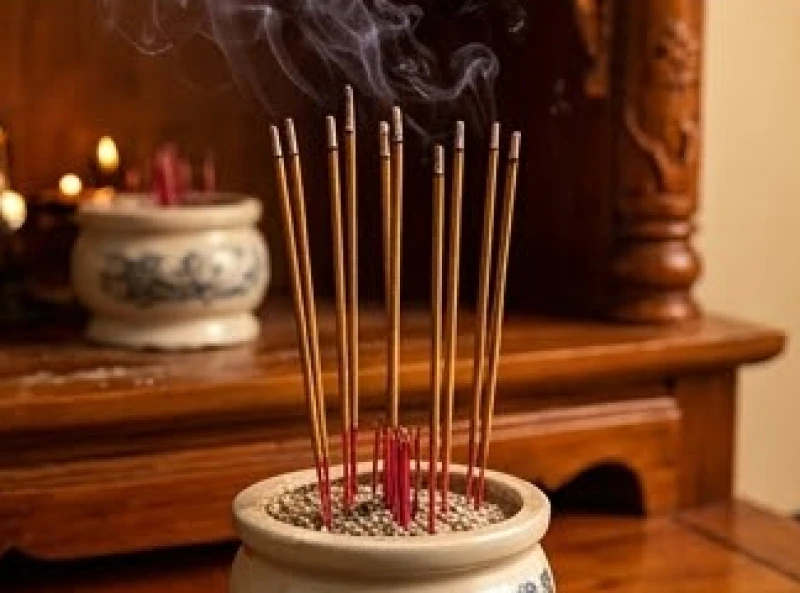 Chín nén nhang cháy đỏ rực được cắm ngay ngắn vào bát hương mới trong nghi thức an vị Thần Tài Thổ Địa