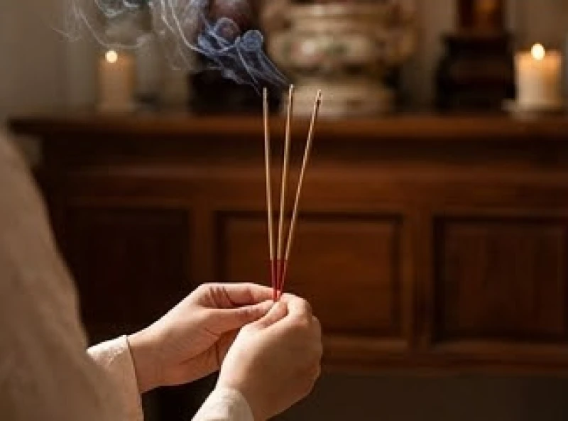Văn khấn Nôm tại nhà: Trình tự bài bản và giải nghĩa từ vựng 9 Đôi bàn tay cẩn thận nâng ba nén hương đỏ rực có khói tỏa nhẹ nhàng trước khi cắm vào bát hương