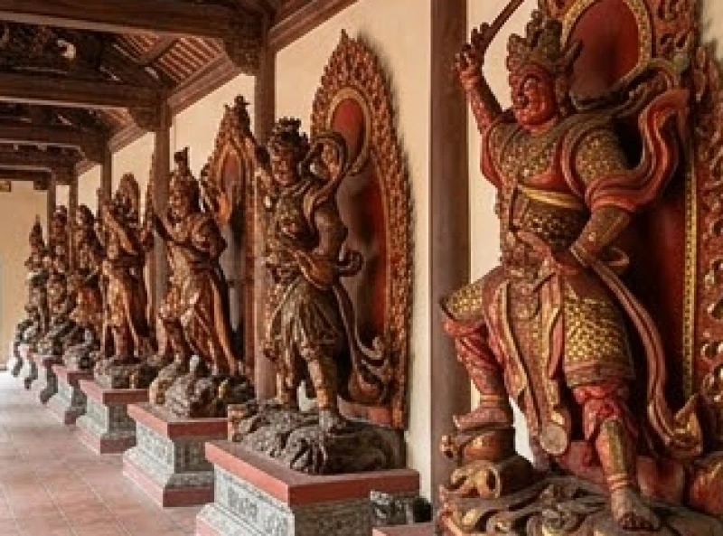 Bức phù điêu và tượng thờ các vị thần hộ pháp bảo vệ chốn thiền môn thanh tịnh
