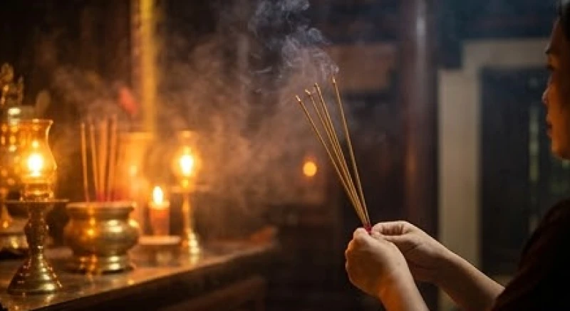 Tín đồ thắp hương dâng lễ tại đền vào lúc 12 giờ đêm rạng sáng mùng một