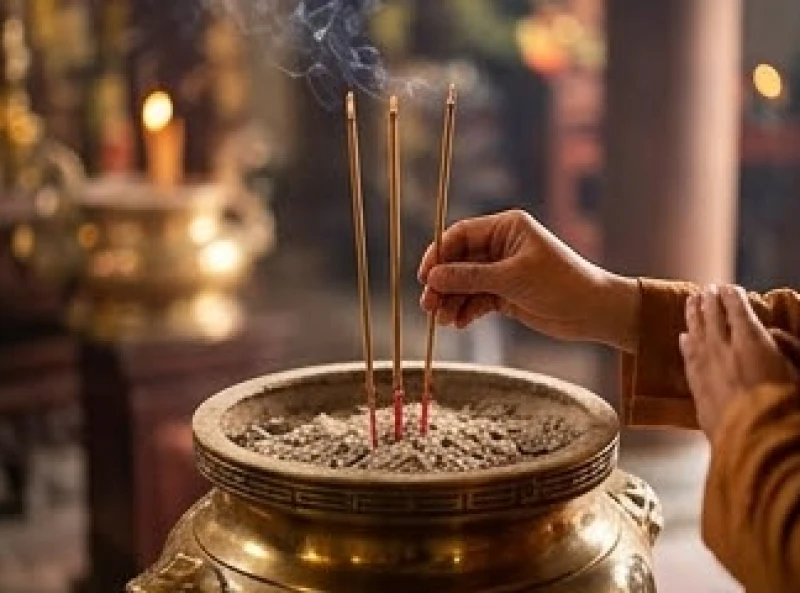 Văn khấn Quốc Mẫu Âu Cơ: Bài cúng chuẩn và cách dâng sớ tại đền 7 Tín chủ cắm ba nén hương dâng lên bát hương tại ban Công Đồng để trình báo